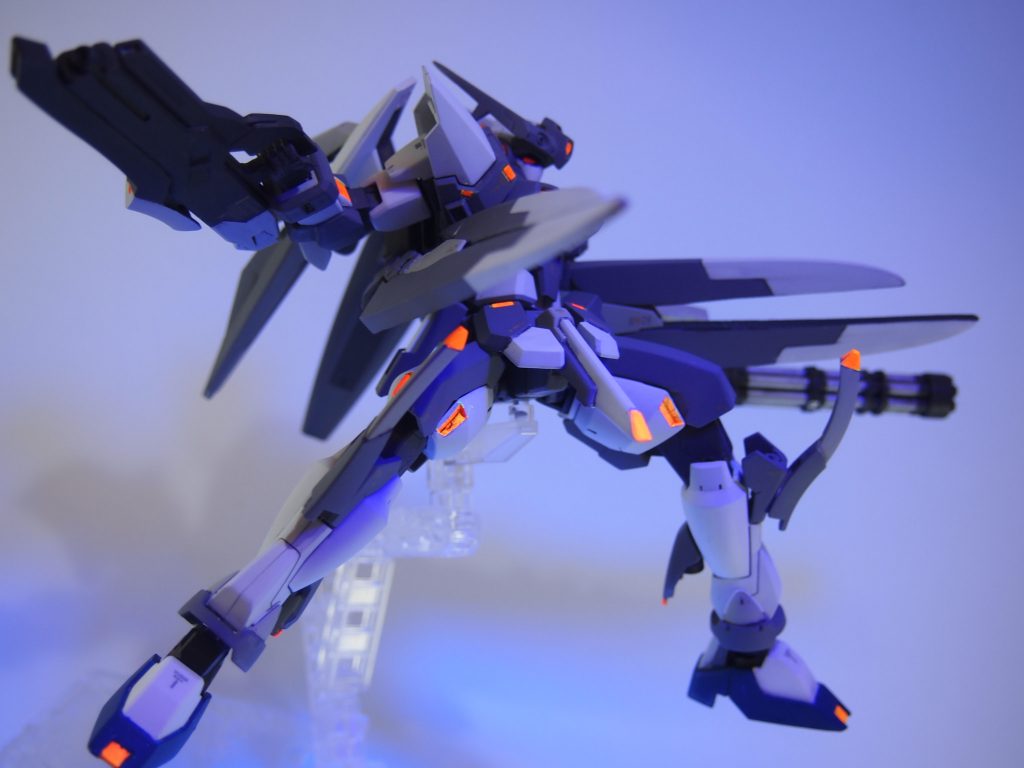 特殊武装 対Xラウンダー専用認識阻害システム グノーシス
機体各部に搭載されたセンサーがXラウンダーを感知することでシステムが発動し、センサーが発光。
Xラウンダーのもつ認識拡大能力、先読み能力をある程度阻害することができ、ビット兵器の動作遅延や、敵機が当機を認識する際の体感的な速度の上昇(実際よりも速く見える)などの効果が認められる。