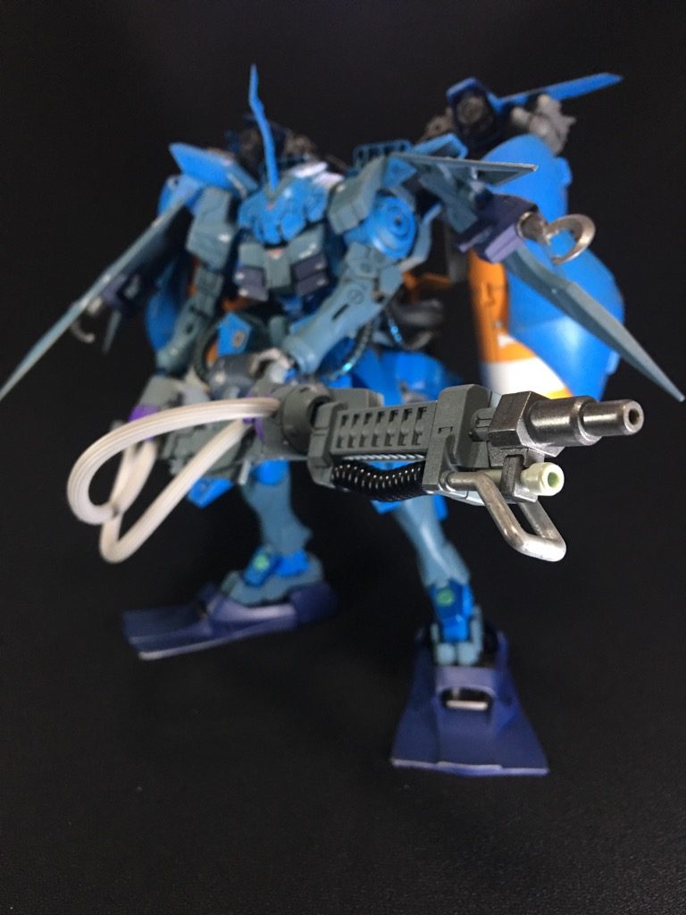 圧縮した水と鋭利な粒子を混ぜ込み射出するハイドロカノン。目標に掠めただけでも装甲を削り取る威力を発揮する。