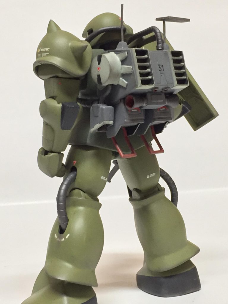 左後方から。
バックパックはバーニアを市販パーツに変えたほかはそのまま組み直しています。アンテナや集光板のロッドはへし折れていたので、伸ばしランナーでそれっぽくでっち上げてしまいました。