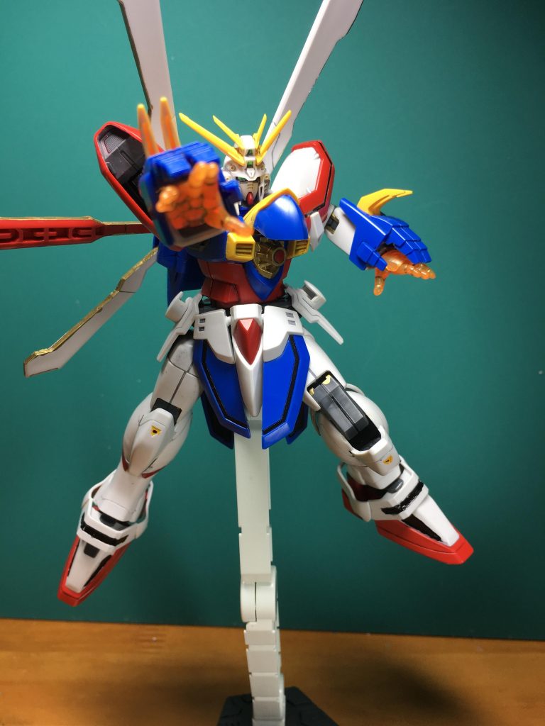 　フィンガァァァァァァァァ！！！！！！！！

　塗装はすべてガンダムマーカーです。
グレー＝ガンダムグレー
黒＝同ブラック
金＝同ゴールド
黄＝同イエロー
銀＝同シルバー

またホイルシールのバンダイマーク部分の赤い余白部分が謎レベルで長かったので、細い帯状に切り出して前腕やふくらはぎ左右、コアランダーなどに貼っています。