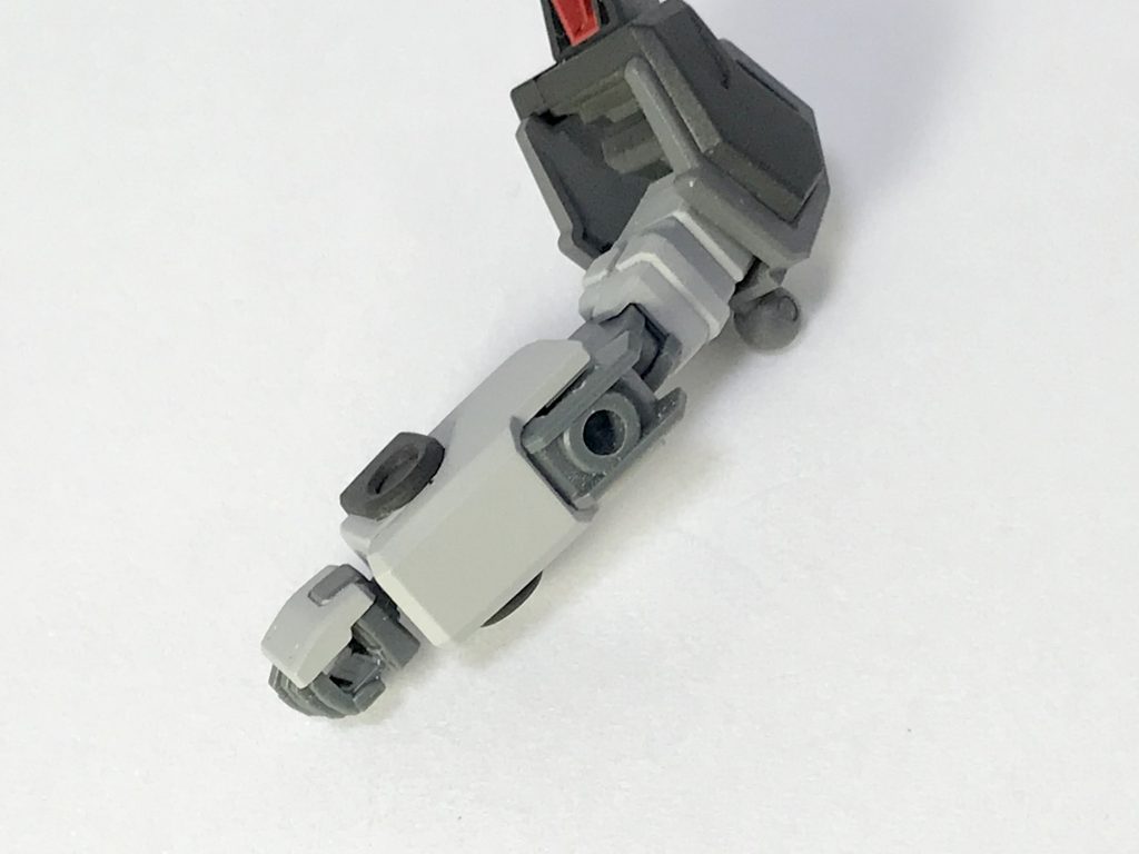 内部フレームの構造はそのままなので、パーツを交換してシールドなどを装備する事もできます。