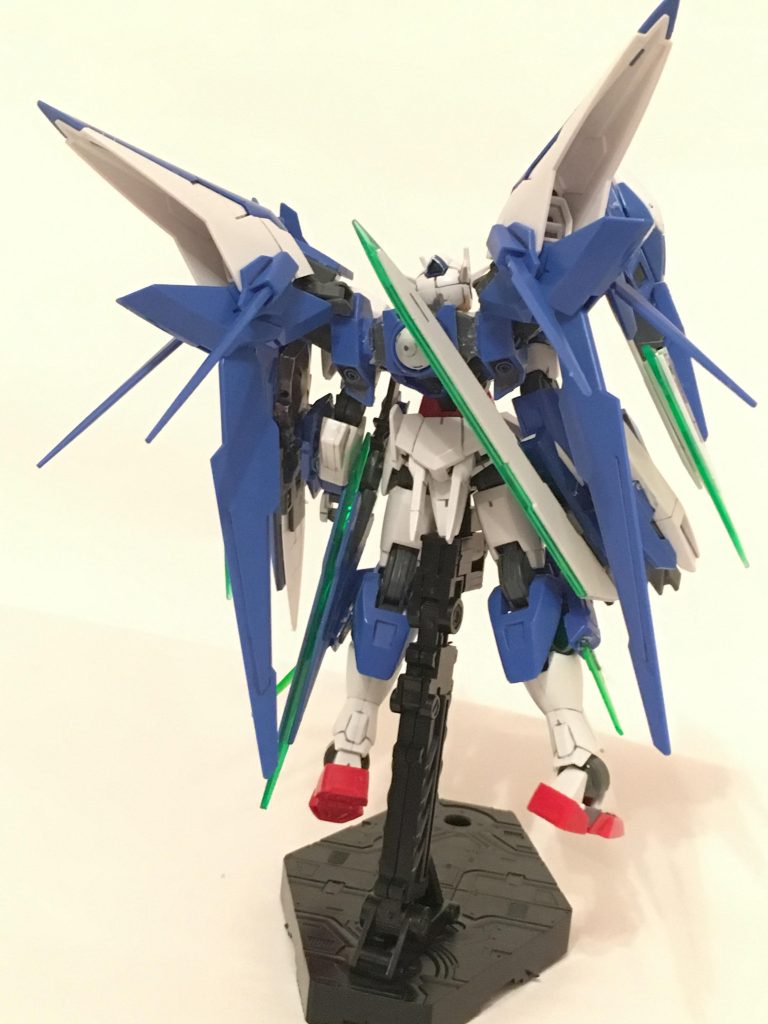 サーベルラックもダブルオーダイバー。更にトランザムブースターもつけてアメイジングエクシアの発展型感を出してます。