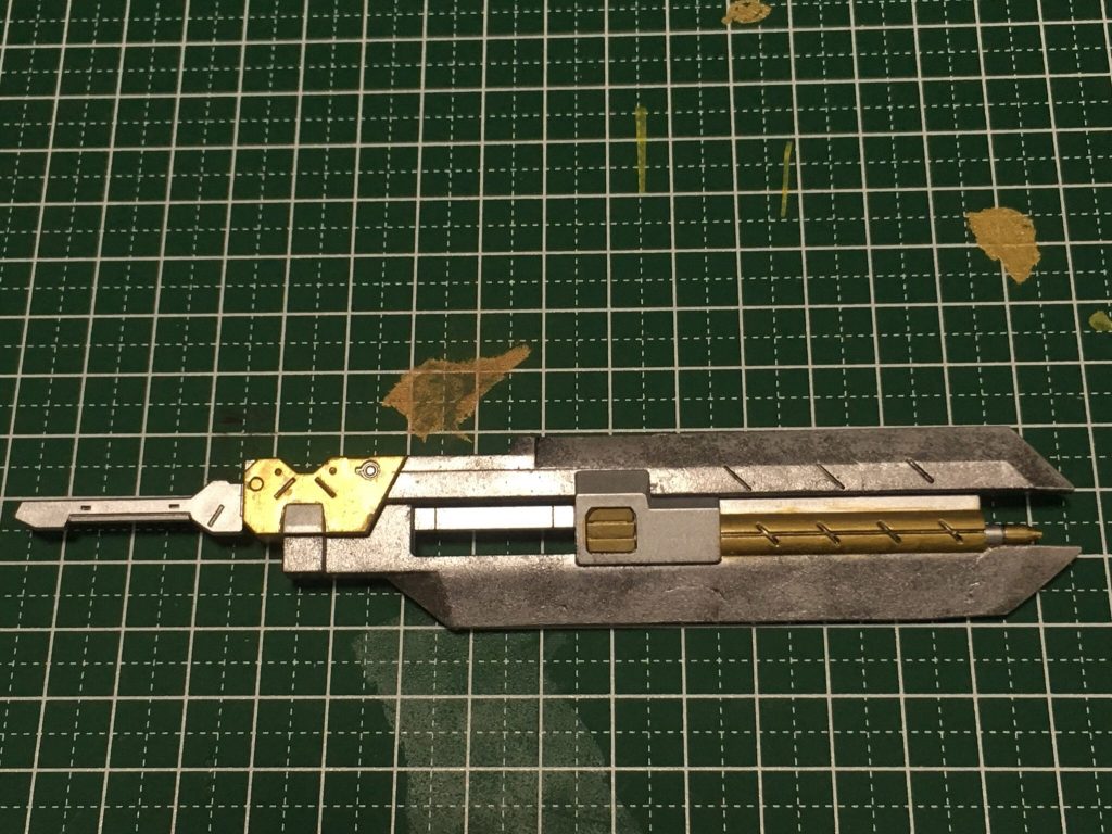 大剣はアスタロトリナシメントのデモリッションナイフとバスタードチョッパーを改造しました!使い込まれた感を出すためにスポンジで塗装しました!