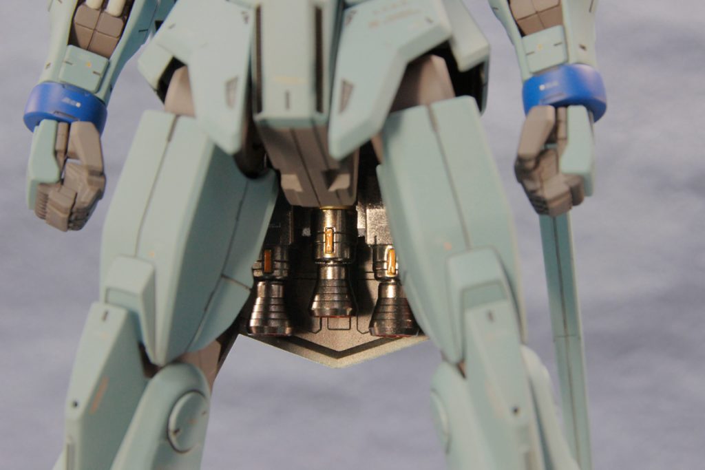 腰のスラスターは良く見えるので塗分けました。