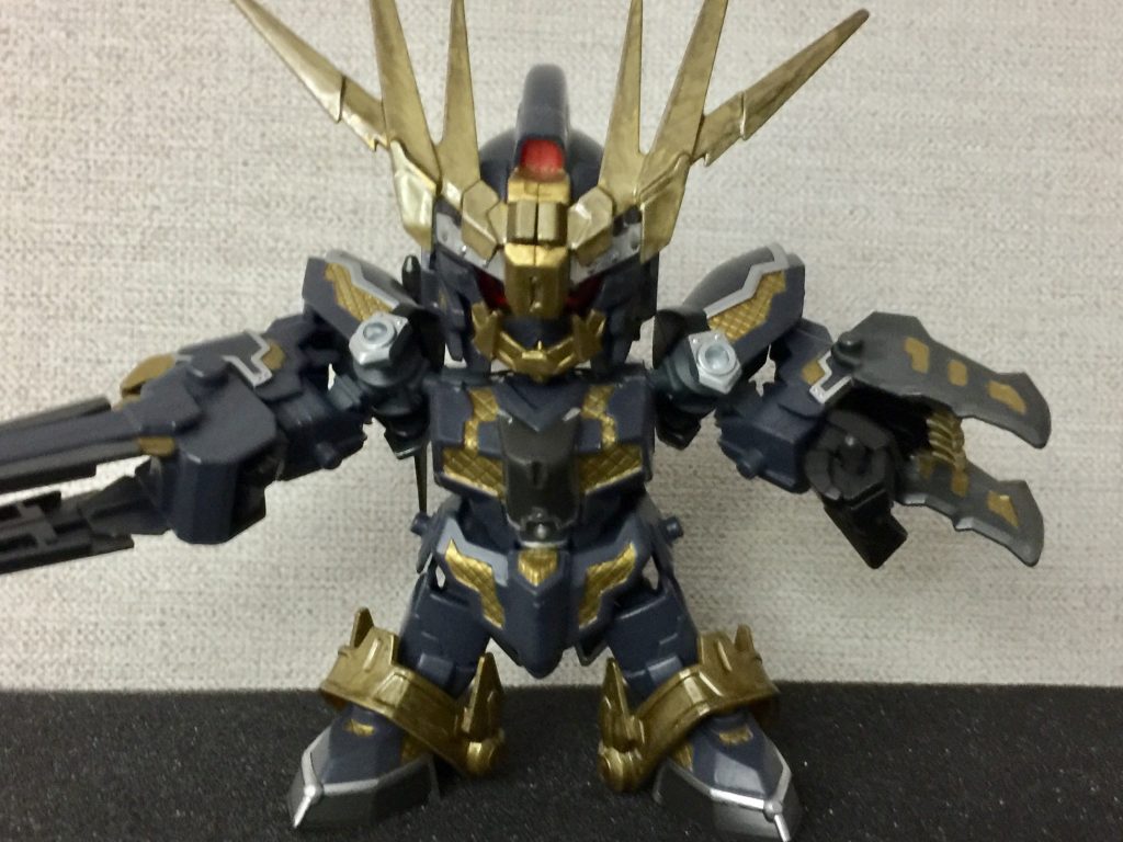 隠しギミックとしてマスク部を下げることで獅子の顎をイメージした形態になります