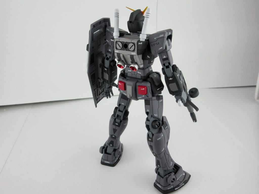 各所にスジボリを追加して、多少なりメリハリをつけています。