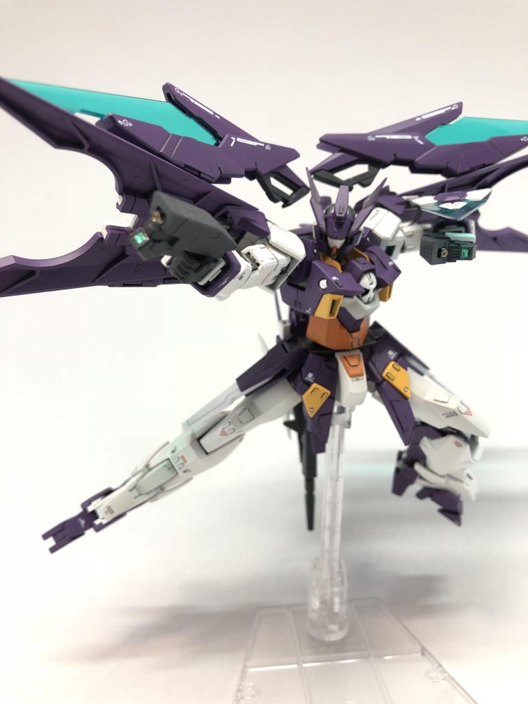 二丁拳銃「ドッズライフルショーティー」を新たに装備。ダークハウンドのアンカーショットと、ケルディムサーガのGNピストルを合わせて作られている。Fファンネル改と合わせて、最大6機まで同時攻撃が可能となった。
射程は短いが連射性が高く、貫通性能はドッズライフルと変わらない。特にコロニー内等、閉鎖空間での戦闘で本領を発揮する。
尚、ウェポンキャリアーに装備された状態でも発射可能である。