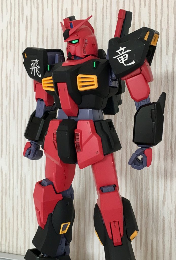 単行本を参考に赤と黒で塗りました。
なにぶん元が白黒のマンガなので本当にこの配色なのかは分かりませんが、自分にはこう見えていた、という事になっております。肩アーマーの飛竜の文字はマスキングです。