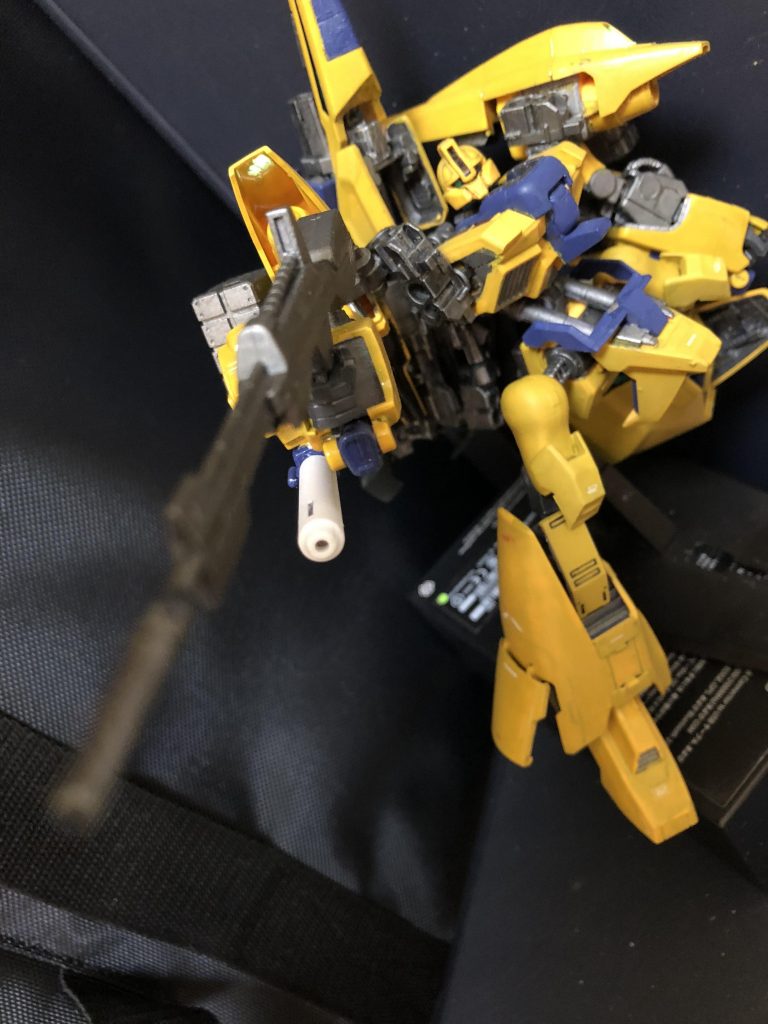 ② 火力の強化
メタスのオリジナル武装はアームビームガンが2基であり、火力はお世辞にも良いとは言えなかった。そこで大幅な火力の強化を行なっている。後述で解説するが、アームビームカノン2基、ロングビームライフル2挺、肩部にミサイルポッド2基、背面にはメガ・バズーカランチャーを設置する。