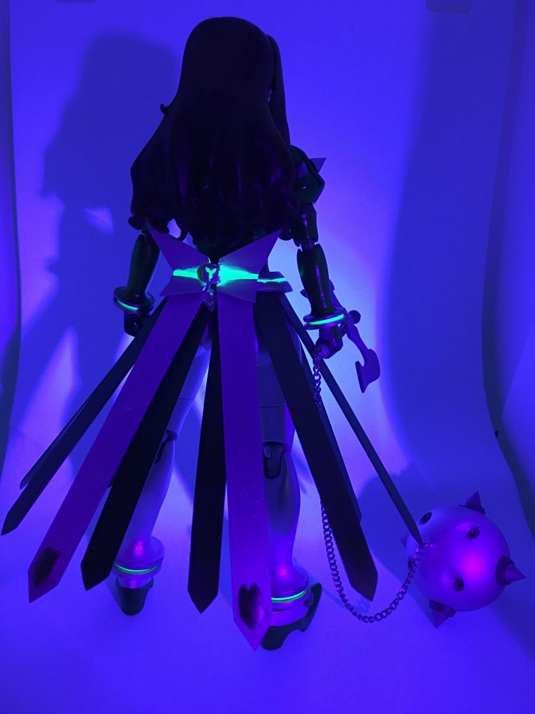 空を飛ぶ時に光るスラスターのリボン部分も蛍光塗料で光るように塗装しました。