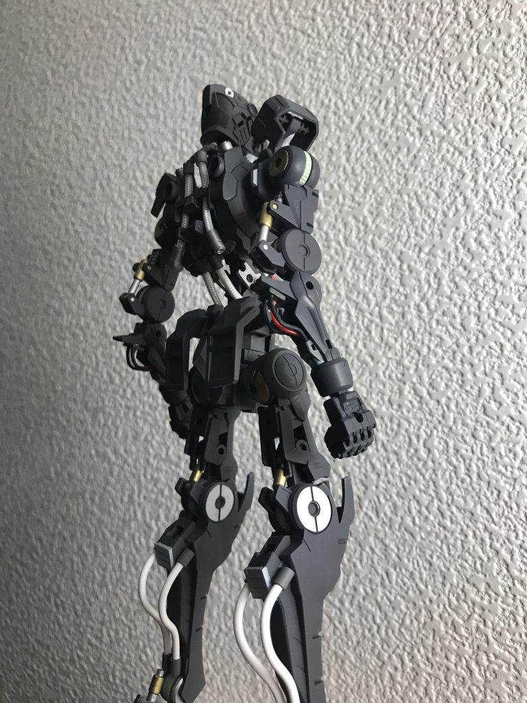 背中のパイピングは稼働を制限しないように