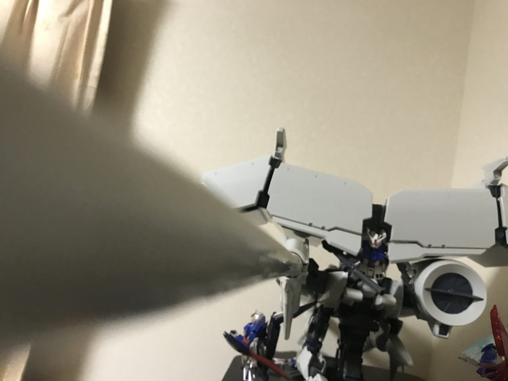 メガ・ビーム砲。砲口は開口されています。長すぎて自分にはいい写真が撮れません。しかし迫力は十分！シーマ様の気分がイヤでも味わえます。