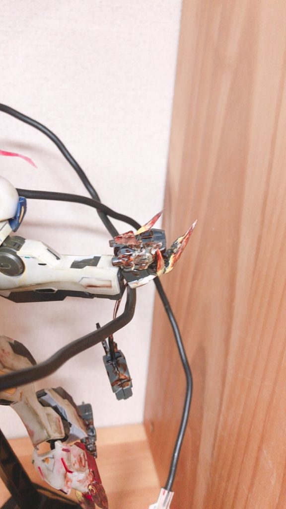 手にはコクピット片を持たせて血塗りしました。