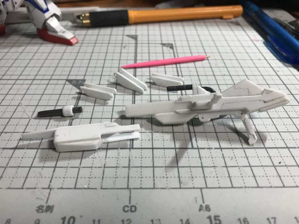 塗装前。

## 主な材料

・プラ板 1mm, 1.2mm, 0.5mm, 0.3m（1mm以外はセットのもの）
・L字プラ材 5mm
・コの字プラ材 3mm
・真鍮線 1mm
・他、適当な太さのランナー

前作の[SDCSザク用対艦ライフル](https://gumpla.jp/sd/22729)よりも実はこっちの方が先に作ってます。対艦ライフルと違って各パーツを接着していて、分解はできません。

今回はラインチゼルで筋彫りを入れてみました。難しい。