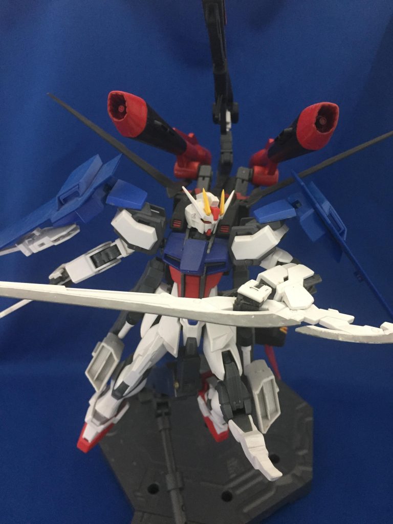 腰のビームサーベルか腕の剣で近接戦闘
ビーム兵器が通用しない敵にも対応できる