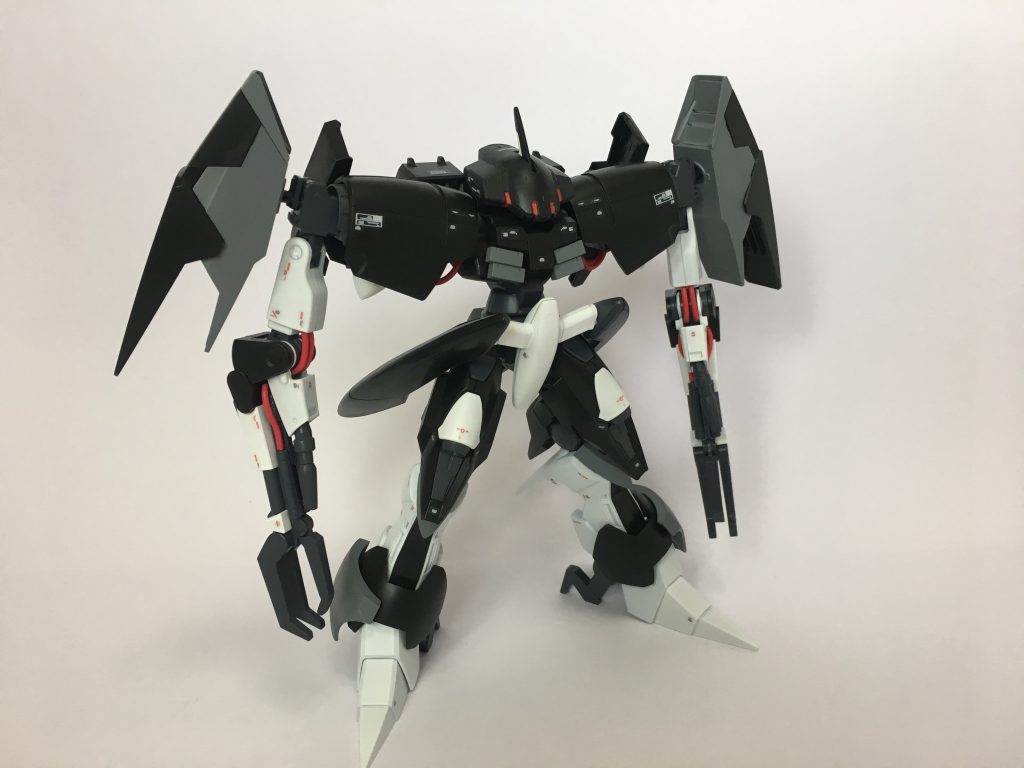 【フロントビュー】
ジンクスをベースに開発されたが中央に太陽炉は搭載せず、左右対称の位置にある。
胴体部の擬似太陽炉を載せるスペースには
2基の擬似太陽炉を同調させる装置の核を収納している。同調装置はこの限られたスペースに全て入り切らなかったため左右の太陽炉積載部が巨大化しそれに合わせて機体サイズも巨大なものになった。また変形機構は持ち合わせていないことから扱いは大型MSである。