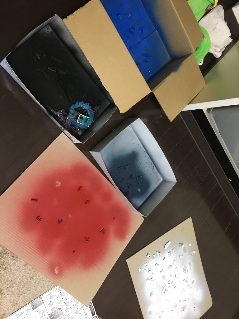 それぞれの色にスプレー塗装。