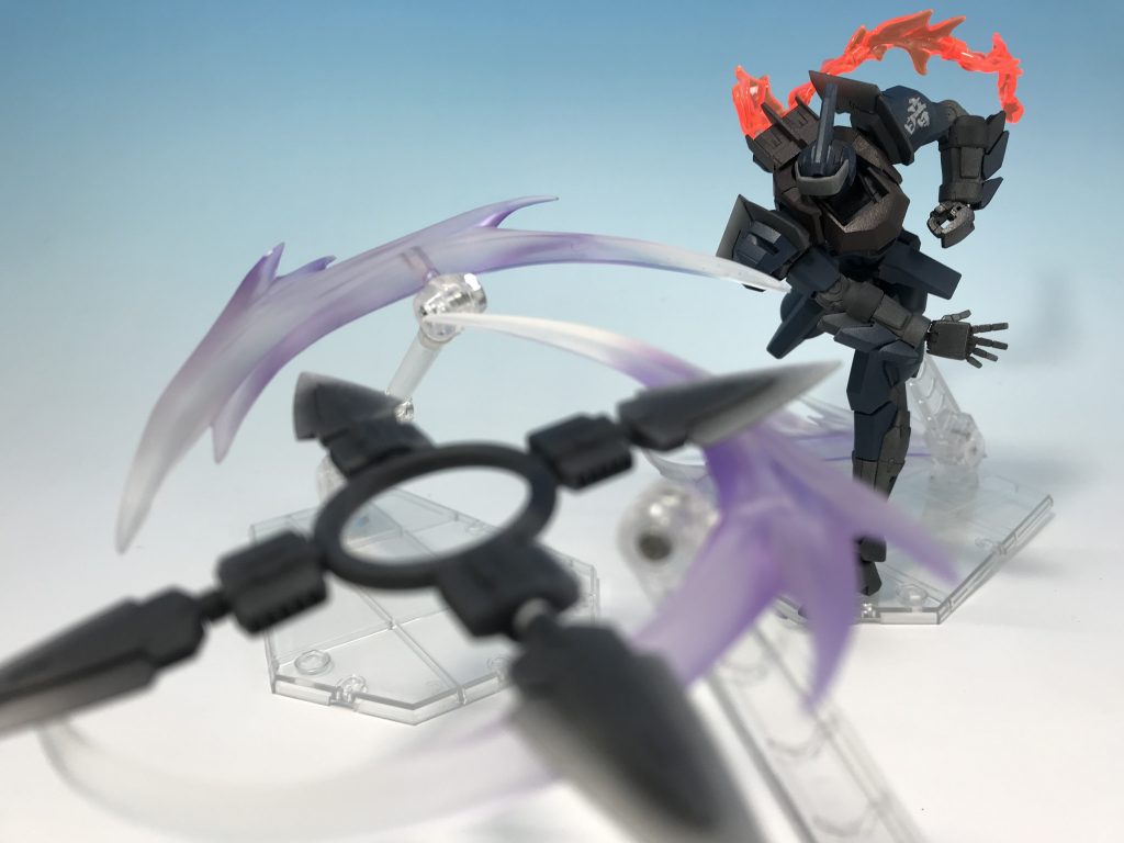 最も有名なニンジャ道具は「シュリケン」だろう。
この4つの刃を持つ投擲武器は、完璧なフォームで放たれ、完璧な威力で敵を両断する。