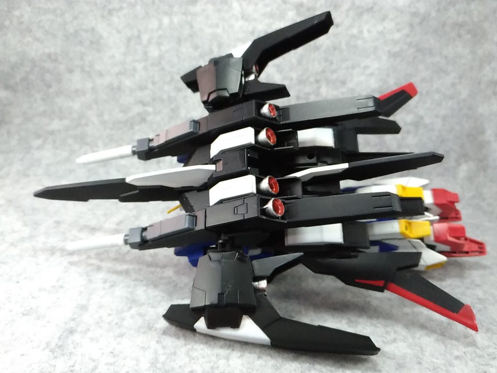 可変。
ただ背中のキャノピー部を出しただけ。
シールドとライフルの接続先が見当たらず外してます。