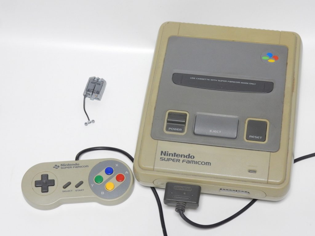 スーファミ本体と比較。
本体は当時もので黄ばんでいます…(;^q^)