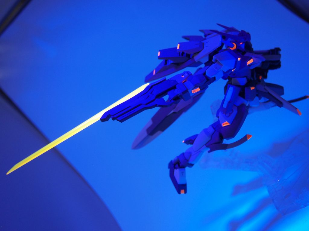 システムの中心部がコックピット直上にあるためパイロットも少なからずその影響を受け、使用するごとに変調をきたすが、システムの暴走を抑制するという名目でパイロット側には制御権がなく、意図しないタイミングでのシステム発動を繰り返されることになる。これにより徐々にパイロットの認識機能を蝕み、時間の感覚が曖昧になる、見えているものと実際のモノの動きが異なって認識されるなどの影響がみられた。