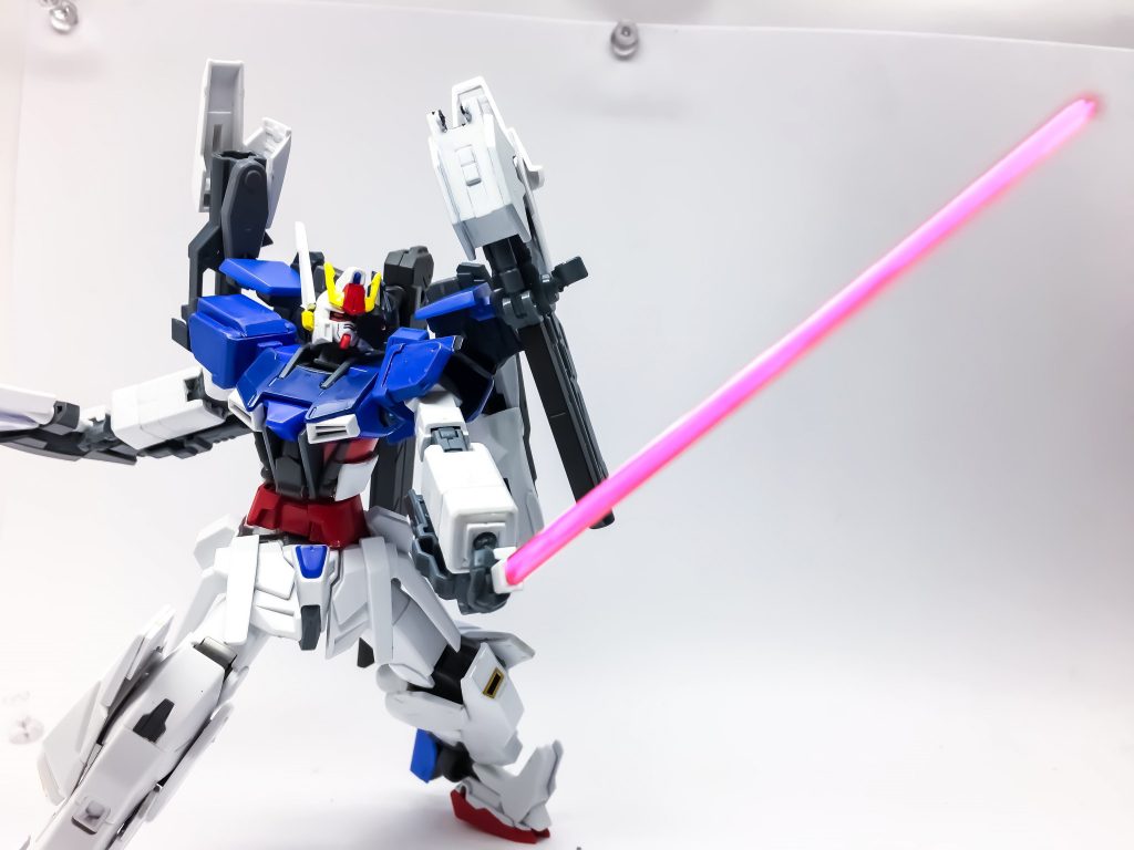 ## ビームサーベル
サイドスカートに装備されている普通のビームサーベル。
緊急時に使用される事が多く、マニピュレーターから離しても10秒はビームが残る。
左側頭部のパーツは、武装に内蔵されたカメラからの映像を見る事が可能で、敵の位置を確認する事や、マニュアルで狙いを付けることが可能です。