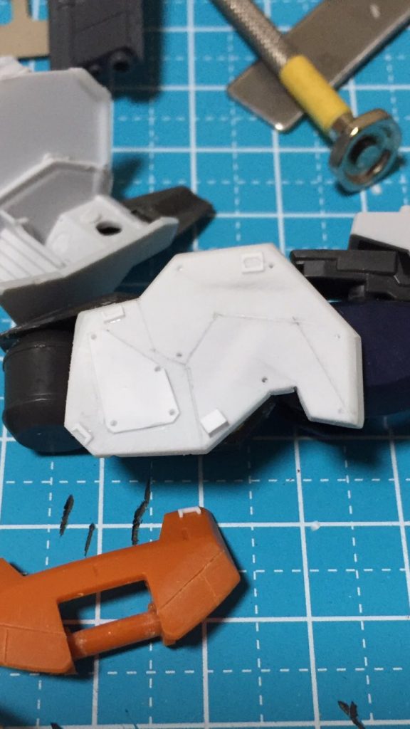 太もも装甲もフライルーパーツをベースにスクラッチしました
筋彫りは画鋲でやってましたw