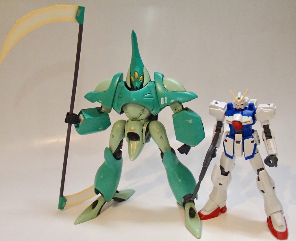 塗装
水色はライトグリーン
青緑はコバルトグリーン
グレーはメカサフヘヴィとジャーマングレー＋ブラックの2色を使用
ビームサイス刃はホワイト＋クリアーで濁らせた後、クリアオレンジでグラデーション
ビームカタール刃はクリアイエローで下地しホワイト＋クリアイエロー＋クリアーで本塗装、発振口付近をホワイトでグラデーションし、最後に全体を本塗装の色で薄く吹いてならしています

Vガンダムと並べるとそのサイズ差がよく分かります。よく勝てましたね…σ(^_^;)