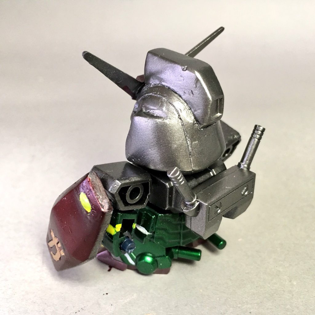 バックショットです。
ガシャプラ改造は「表面処理をしない、合わせ目、パーティングラインを消さない」「できるだけ時間をかけない」という縛りで続けていますが、今回は一日中かかってしました💦