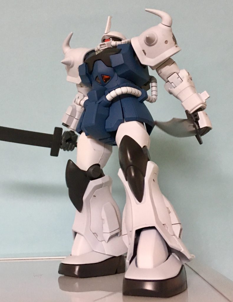 HGUCを白とミディアムブルーで塗装し、スミ入れしました。