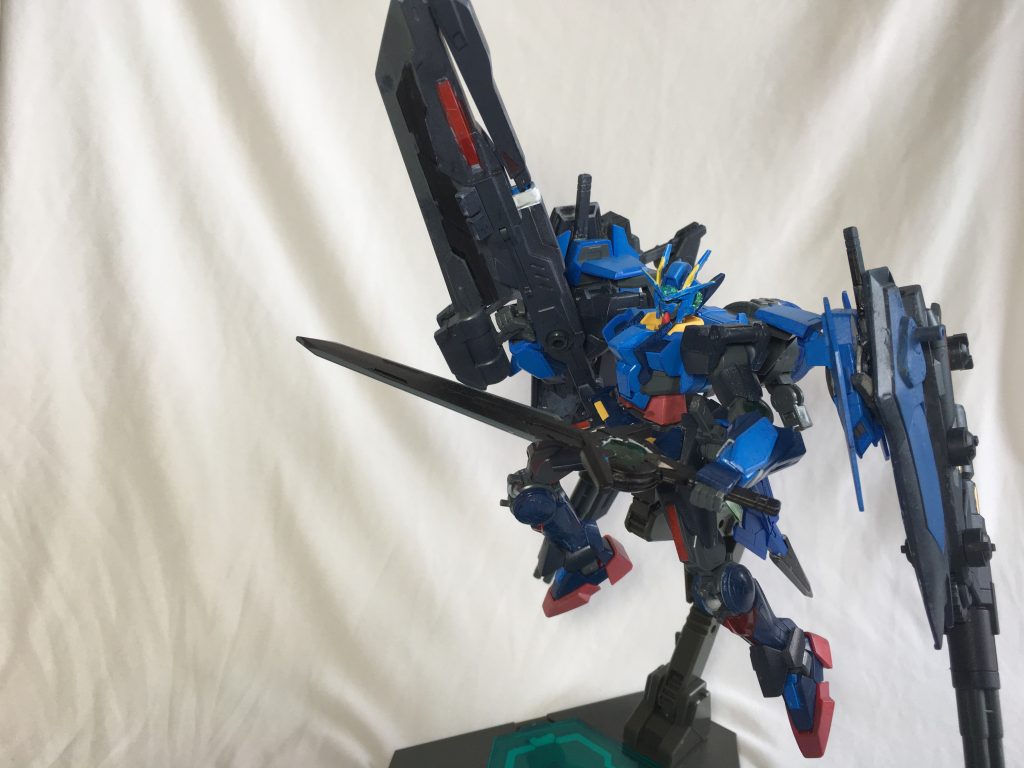 脚部のヴァーチェのアーマー、背面のミサイルパック、GNキャノンをパージしてトランザムの高速戦闘を可能とした、ベリアルの真の姿。
この形態まで来るとダブルオーダイバーのビジュアルが色濃く出るようになります。