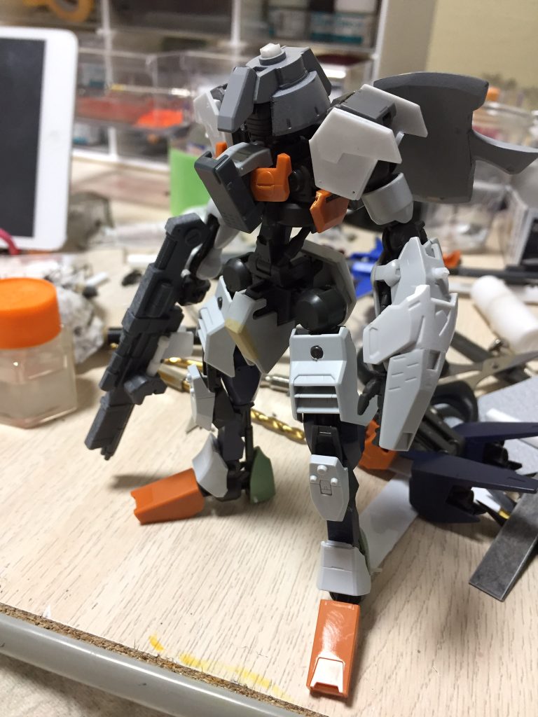 〈 製作過程 〉
頭ら地上戦グレイズの足を加工して作りました
肩はスクラッチです