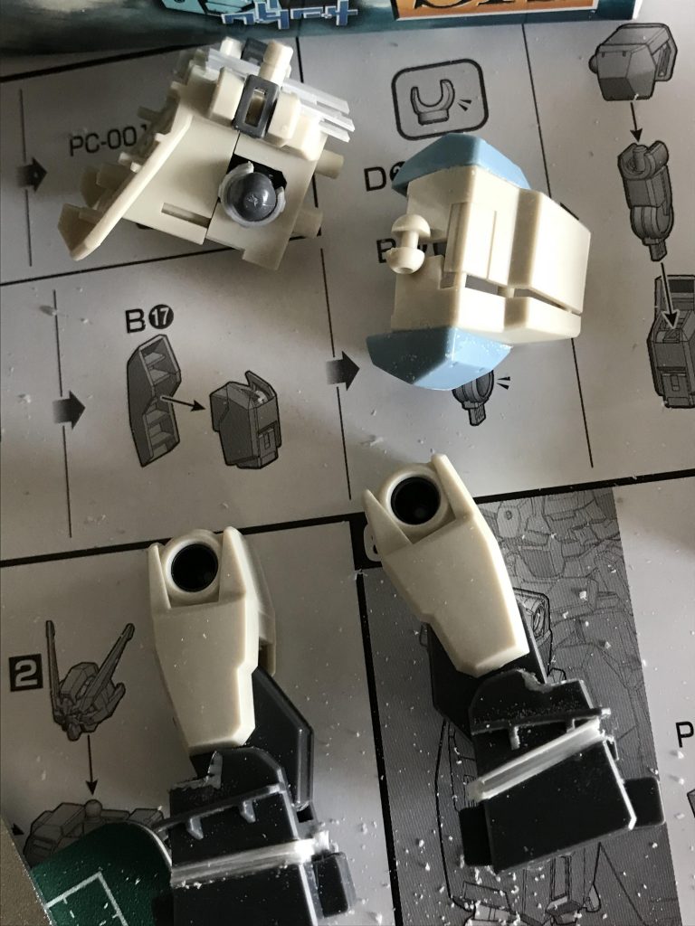 足はホビージャパン七月号を真似してひざ関節下で2ミリ延長してます。また膝パーツの一部をカットして膝が入るようにしました。