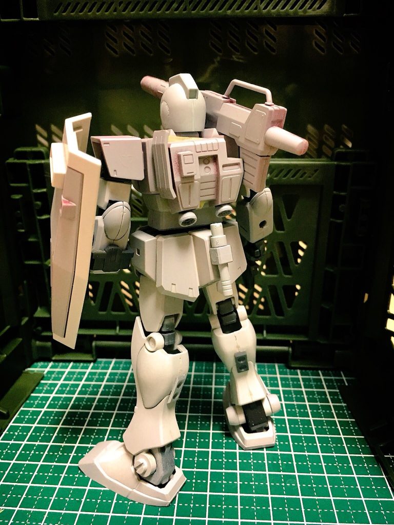 後頭部のアンテナは最後までどう察知しようか悩んだ結果、旧キットのものを頭部に合わせて曲面出しして接着しました。