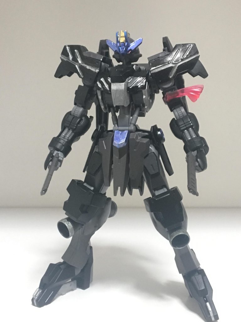フロント
アンテナのカットと色を塗ったぐらいで元のキットから殆どいじってません。
左腕のスカーフはマスターガンダムのビームスカーフの持ち手部分をカットして接着