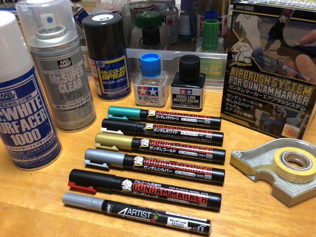 使用した塗料とマーカー類。
肩・胴・頭部裏などの濃いグレー部分はジャーマングレーの缶スプレーで。
写真にはないですがシタデルの赤と黒もリタッチで少しだけ使いました。