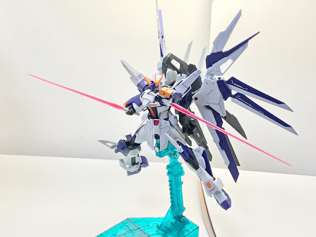 ビームサーベル。平均的なビームサーベルであり、普段は腰部のラッチにマウントされている。これはダイバーの意向でストライカーを万が一失った場合でも手持ち武器を本体に残しておくことで、機動性や火力を犠牲にこそするものの平均的なガンプラとして戦えるようにしているためである。