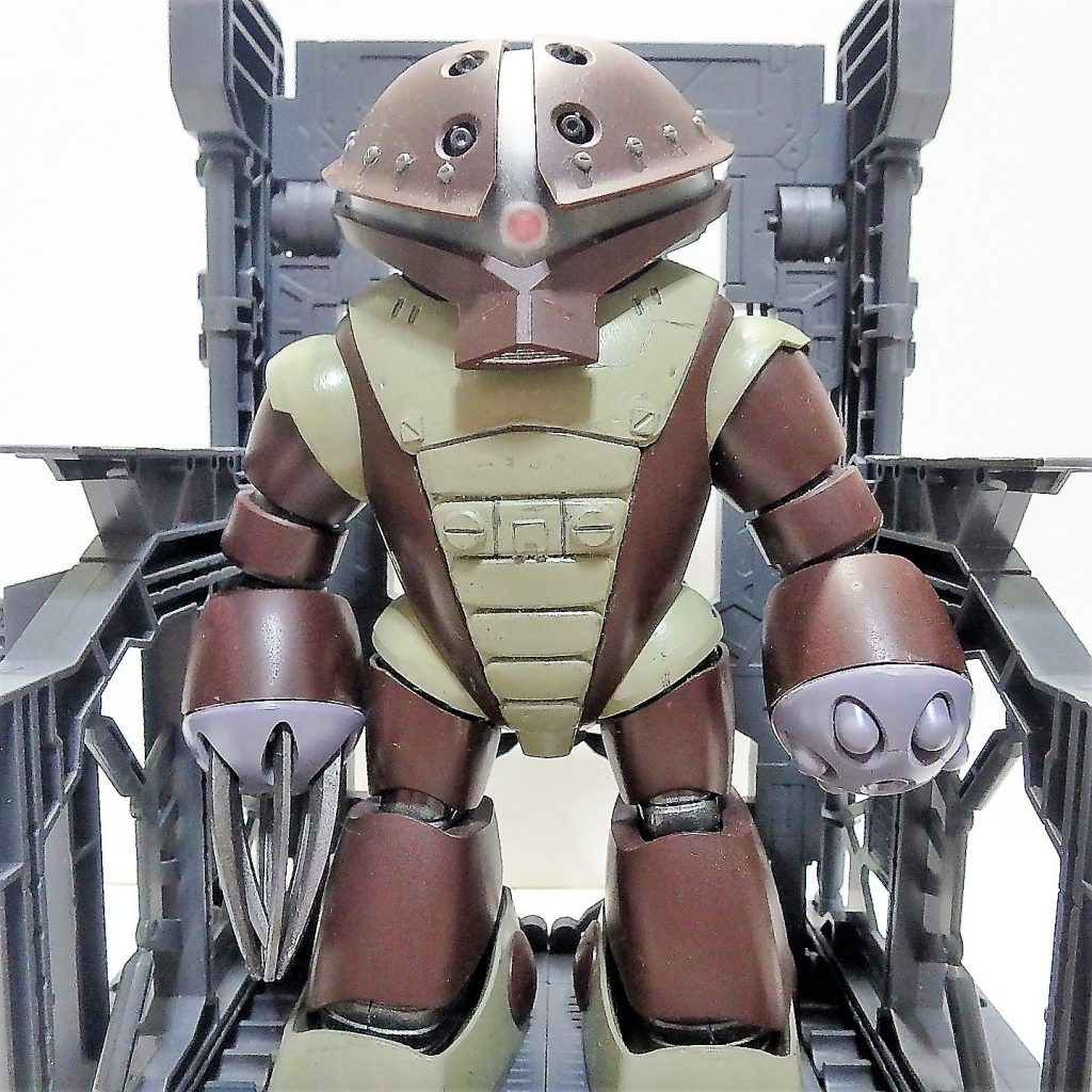 目はうっかりランナーにつけたまま、捨ててしまったため、ビルダーズパーツを元に自作。
一応稼働はする。