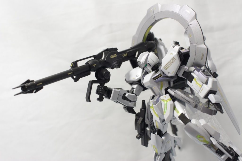 ビームバズーカ。背面にマウントされる大型武器です。放射状に広がってマウントされることで強そう感を演出。