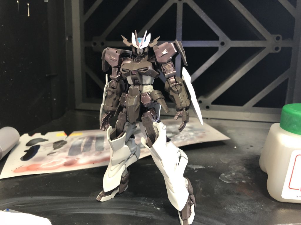 下地はシルバーとグレーです。
グレー部はレッドとブルー、シルバー部はクリアレッドとクリアブルーの混合色で重ねています。