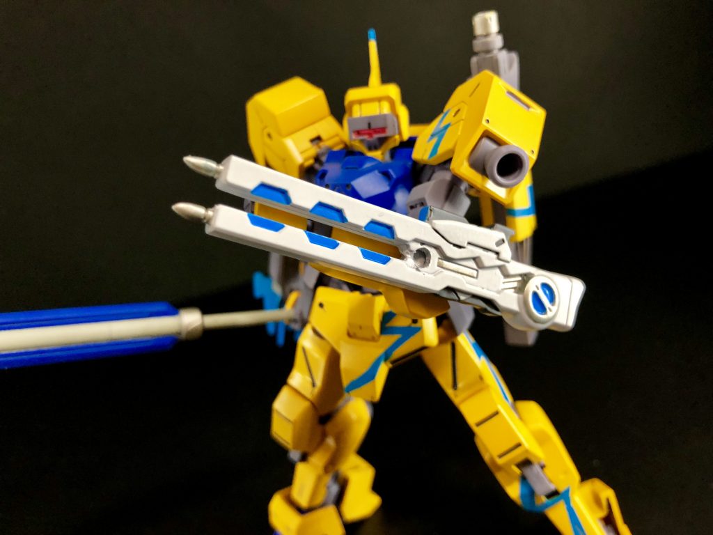 ショートシールドを取り外せます。ビルドファイターズの武器セットを使いました。最初はレールガンっぽい武器でしたが、なんか電気流せそうなのでグリップを切って腕につけてます。