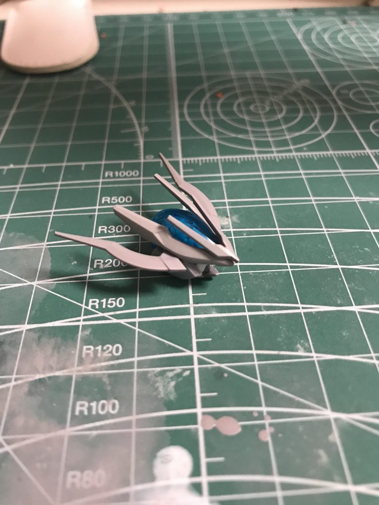 ## ヘッドパーツ改造その1
プラ板を使用し、よりシャープな印象になるよう拡張しました。