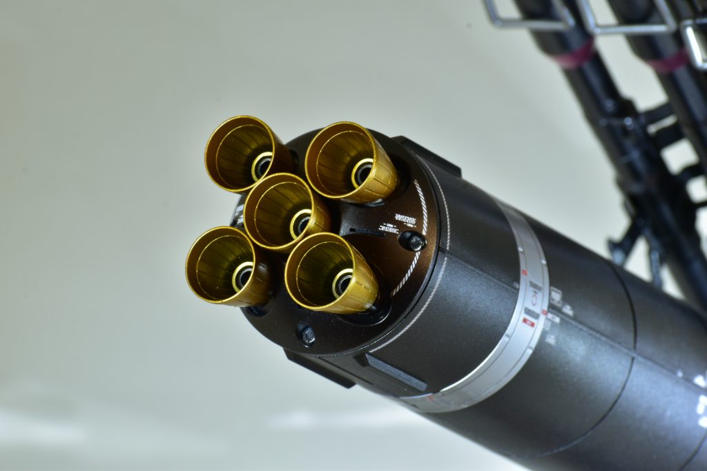 個人的に一番力を入れた場所です!
プロペラントタンクの鉄質感とバーニアの金です!
バーニアは無数にあったのですが一つ一つを筋彫りしてラインをはっきりさせてからの塗装をしました!
腕と肩がもげました。