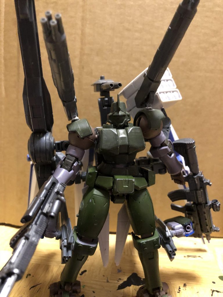 機体設定
リーオーNPD Code・タナトス
最終決戦においてGMのカツラギが投入したリーオーNPDの二機のうちの一機。
ネメシスとは兄弟機にあたりあちらと違い射撃戦特化の機体となっている。
それぞれの役割を与えることで集中して行動することができるメリットがある・・・らしい。
あらゆる作品から採用した武装をはじめ、
脚部にはガトリング内蔵式バインダーを装備。
バックパックもオリジナルのものへ変更されて出力と推力も向上している。
加えてそれぞれの武装には運営の調整が施され、
バインダーガトリングと両手のアサルトライフルは自動装填機能付で弾数は無限。
アインのメガビームランチャーは最初からスローネドライ、ツヴァイ連結分の威力、
背部のファンネルはフォーエバーガンダムのようにビームによる防御シールドを張ることができるなどまさに公式チートのような強さを誇る。
また戦闘データとして
対リク、ユッキー、コーイチの戦闘シミュレーションを5000回分行なっており、
対ビルドダイバーズ用兵器として運用される予定だった。
しかしネメシスと同じ場所から出撃したことがたたり、
自動反撃をしたネメシスに連鎖するようにタナトスも攻撃を開始。
フラッグであるサラが奪還されるまで2機がビルドダイバーズへと辿り着くことはなかった。
その後ネメシスとともに保管されていたが、
新チャレンジミッションの『ニュクス討伐ダンジョン』にてネメシス同様ボスキャラとして採用されている。
以上が設定となります。
ファンネルの位置はP3(わかる人にはわかる)のタナトスイメージをしましたが、
あまりうまくいきませんでした。
