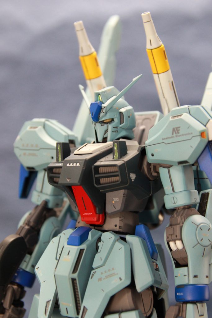 メインカメラ、胸のセンサーはHIQパーツのミラージュデカールです。ツインアイはエナメル筆塗です。