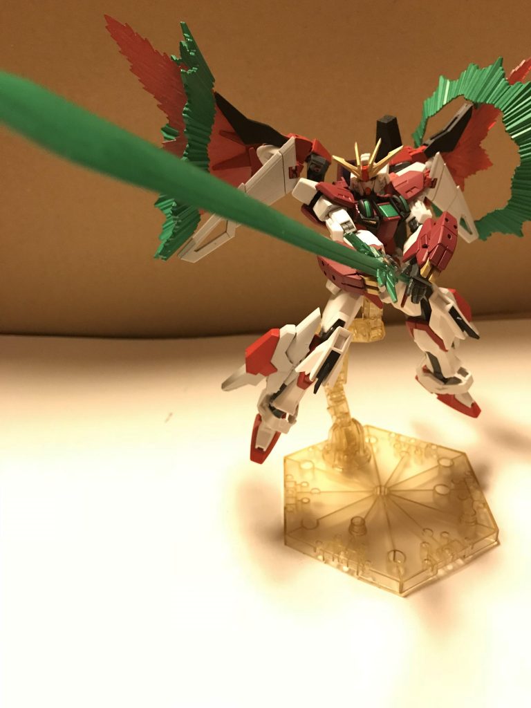 メテオライトエクスカリバー
バスターソードに光の翼から放出される粒子を纏わせた必殺技でまともに受ければ機体に致命的なダメージを負わせる事が出来る