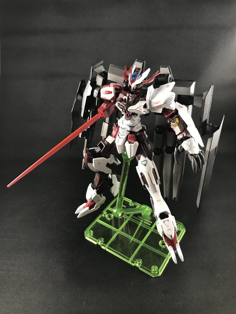 ## 腕部ビームサーベル展開
輻射波動のカートリッジを使い切り、パージした後展開できるようになる武装です。
これに関しては、現在のノーネイムにも採用されておりますが、こちらの試作機は右腕を輻射波動機構が大半を占めていたため、リーチが短くなっております、また腕部の射撃はできない設定です。
しかし、武装としては1つのビームサーベルとして使用できるため、パージ後は肩部の射撃武装と、腕部のビームサーベルを用いて戦闘を継続します。
こちらは後に、ノーネイムの「ガントレットセイバー」に影響を与えた設定です。