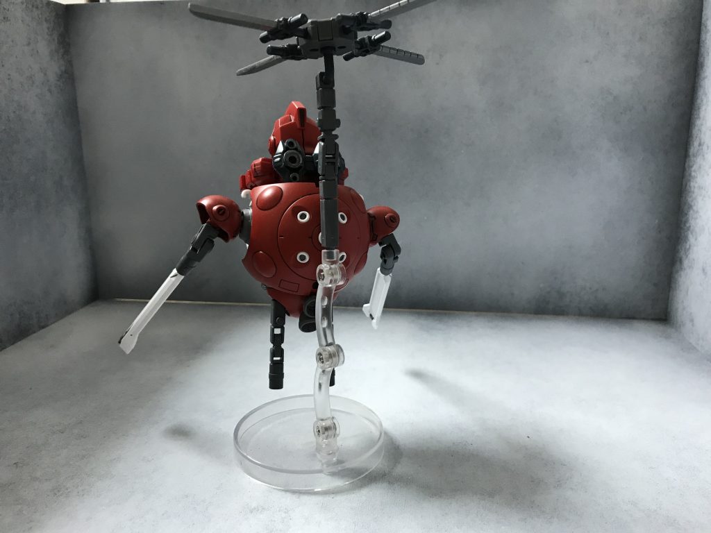 足のようなパーツは3ミリ穴があるのでまだ何が付けることができます。腕や胸の横の小型ビーム部分はビームサーベルも展開できます。