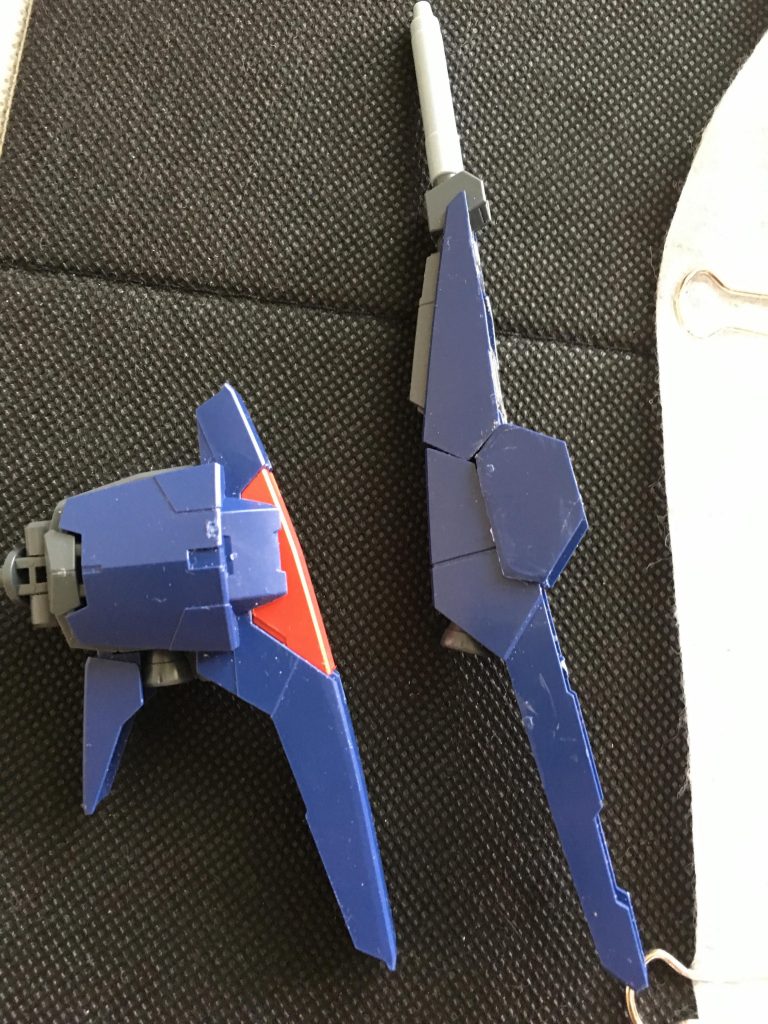 フルバーニアンユニットを切り取って2つのパーツにして、重ねる前。ここまでの改造は初でした。