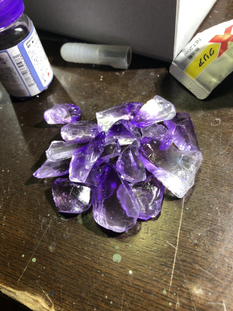 アメジストとしているものは全てガラスです。
クリアーパープルで一部塗ったりなどしてアメジスト感を出してます。